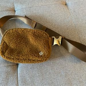 Lululemon Everywhere Fleece Belt Bag 1L.
